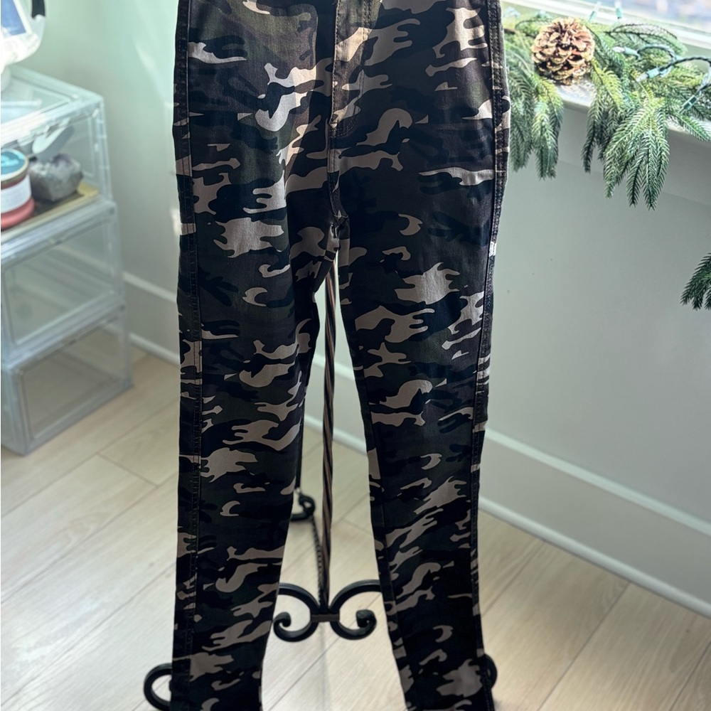SWANK a Posh Camouflage Pant